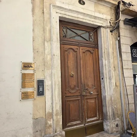 De Luxe A 100m Des Arenes * 尼姆