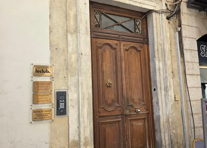 De Luxe A 100m Des Arenes * 尼姆